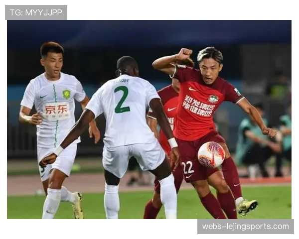 河南队钟义浩射门颇具威胁，快速反击制造泰山防线压力